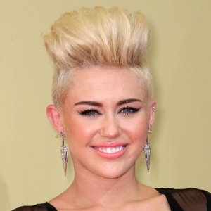 Miley Cyrus cabelo raspado na lateral e loiro