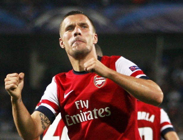 Podolski comemora após marcar pelo Arsenal na primeira rodada da Liga dos Campeões