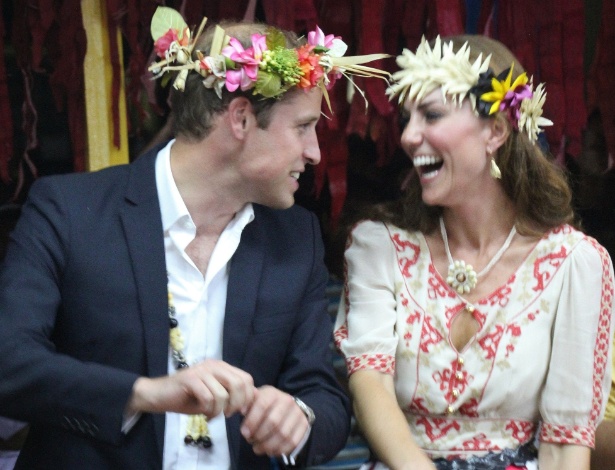 Príncipe William e duquesa Catherine dançam durante festa em Funafuti, nas ilhas Tuvalu (18/9/12)