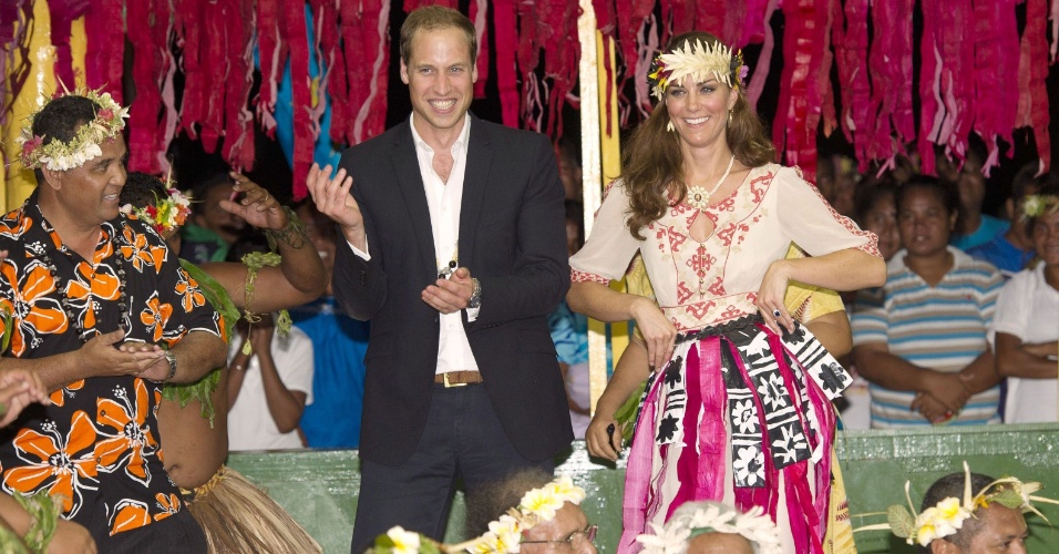 Príncipe William e duquesa Catherine dançam durante festa em Funafuti, nas ilhas Tuvalu (18/9/12)