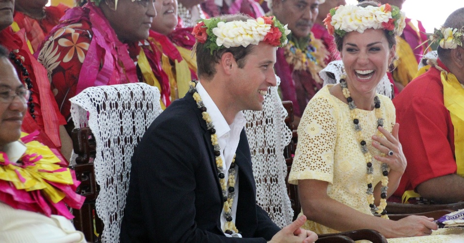 Príncipe William e duquesa Catherine participam de festa de recepção à ilha Tuvalu, na Polinésia (18/9/12)
