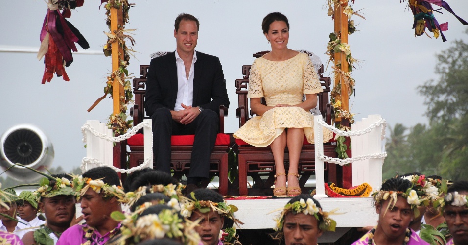Príncipe William e duquesa Catherine são carregados ao chegarem na ilha Tuvalu, na Polinésia (18/9/12)