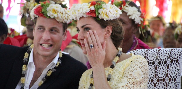 Príncipe William e duquesa Catherine são recepcionados com flores na ilha Tuvalu, na Polinésia (18/9/12)