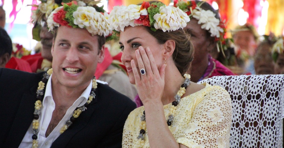 Príncipe William e duquesa Catherine são recepcionados com flores na ilha Tuvalu, na Polinésia (18/9/12)