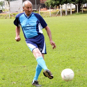 Jogador mais velho do mundo atua aos 90 anos enfaixado, preocupa filhos e  diz não ter medo - 21/09/2012 - UOL Esporte