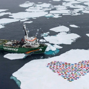Bandeiras dos 193 países que integram a ONU foram colocadas na neve pelo Greenpeace, no Ártico, como forma de protesto pelo degelo recorde - Danile Beltra/EFE