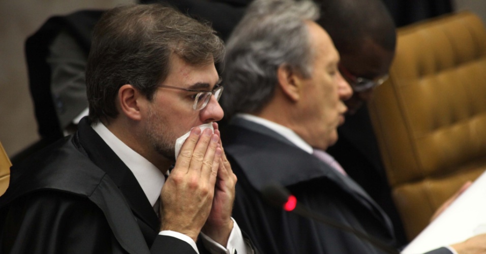 19.set.2012 - O ministro Dias Toffoli limpa a boca durante o julgamento do mensalão no STF, em Brasília. O relator do julgamento, Joaquim Barbosa, continua a compra de votos 