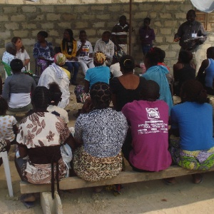 19.set.2012 - Projeto iniciado por casal brasileiro forma grupos voluntários de "vigilantes de saúde" em Angola - Divulgação