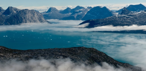 Icebergs em região montanhosa da Groenlândia, onde o derretimento do gelo está em ritmo acelerado - Andrew Testa /The New York Times