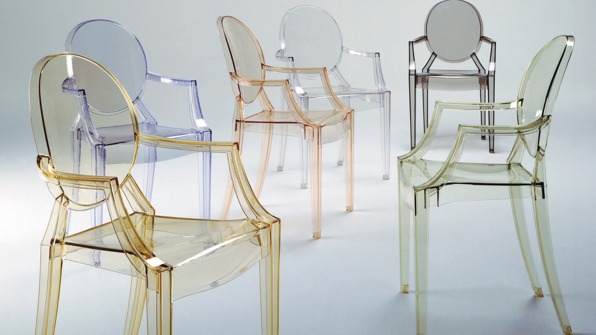 Cadeiras Louis Ghost criadas por Phillipe Starck para a Kartell em 2002 - Divulgação/ The New York Times