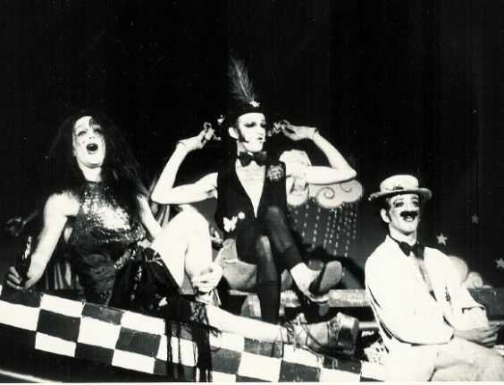 Dzi Croquettes foi um grupo carioca irreverente, alinhado à contracultura, à criação coletiva e ao teatro vivencial, que faz do homossexualismo uma bandeira de afirmação de direitos.  - Reprodução Facebook