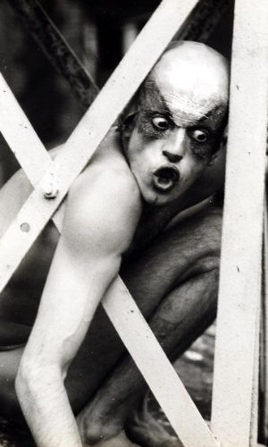 Em Paris, os Dzi Croquettes conhecem a consagração internacional. Em 1973 e 1974, fazem longas temporadas no Le Palace e, entre outras atividades, participam do filme Le Chat et la Souris, de Claude Lelouch. - Reprodução Facebook