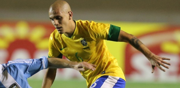 Lateral-esquerdo Fábio Santos está de volta ao grupo da seleção brasileira - Mowapress