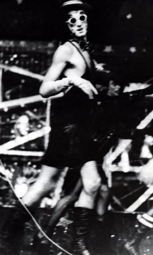 Figurinos ousados, maquiagem pesada e o contraste dos corpos masculinos em trajes femininos imprimem ao espetáculo tons de grotesco, de deboche e espírito ferino. - Reprodução Facebook