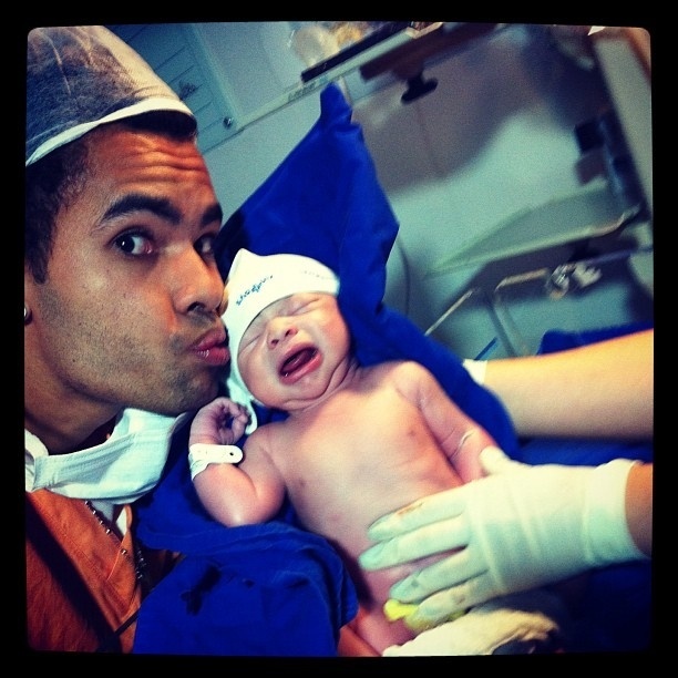 Jogador Dentinho beija o filho recém-nascido Bruno Lucas (19/9/12)