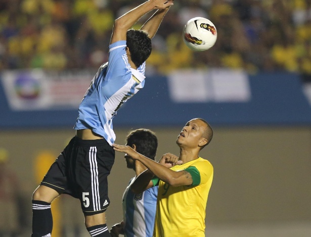 Luis Fabiano disputa jogada com argentinos no Superclássico das Américas em Goiânia