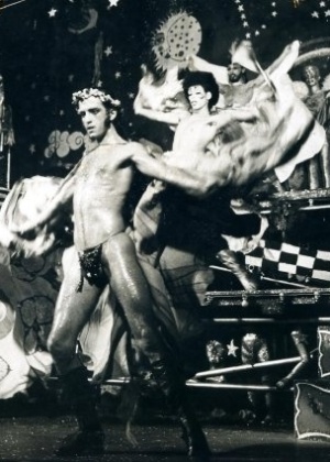 Na equipe criadora do espetáculo constam os nomes do coreógrafo Lennie Dale, do autor Wagner Ribeiro de Souza, e dos bailarinos Cláudio Gaya, Cláudio Tovar, Ciro Barcelos, Reginaldo di Poly, Bayard Tonelli, Rogério di Poly, Paulo Bacellar, Benedictus Lacerda, Carlinhos Machado e Eloy Simões.  - Reprodução Facebook