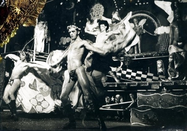 Na equipe criadora do espetáculo constam os nomes do coreógrafo Lennie Dale, do autor Wagner Ribeiro de Souza, e dos bailarinos Cláudio Gaya, Cláudio Tovar, Ciro Barcelos, Reginaldo di Poly, Bayard Tonelli, Rogério di Poly, Paulo Bacellar, Benedictus Lacerda, Carlinhos Machado e Eloy Simões.  - Reprodução Facebook