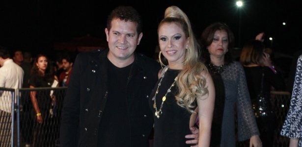 O guitarrista Chimbinha e a vocalista da banda Calypso, Joelma participam do Prêmio Multishow, em São Paulo (19/8/12)