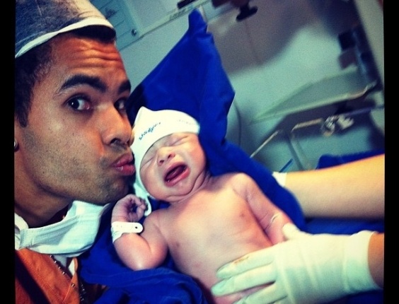 O jogador de futebol Dentinho, ex-Corinthians, ao lado do filho Bruno Lucas, recém-nascido (19/9/12)