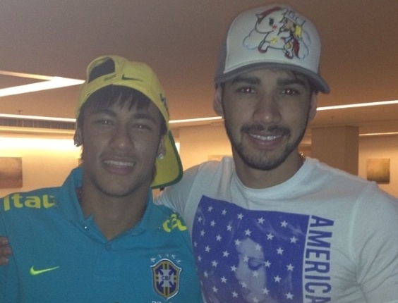 O jogador Neymar postou no Instagram uma imagem junto de seu amigo Gusttavo Lima, que foi visitá-lo no hotel onde está hospedada a seleção brasileira em Goiânia. O cantor recentemente perdeu a irmã, Luciana Lima, que morreu dormindo domingo (16) em sua casa também em Goiânia. A causa da morte está sendo investigada pelo Instituto Médico Legal(18/9/12)