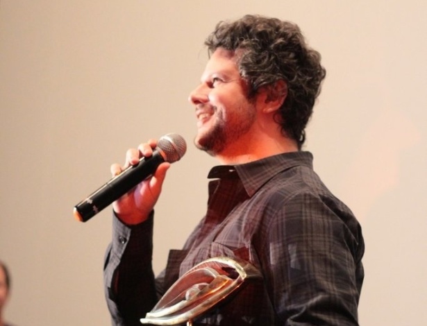 Selton Mello recebe o troféu Claudio Mamberti pelo conjunto de sua obra cinematográfica no 10º Festival de Cinema de Santos. "É uma honra enorme receber essa homenagem. O Curta Santos ajudou a me incentivar para essa carreira", disse o ator, que em 20 anos interpretou cerca de 30 personagens no cinema (19/9/12)