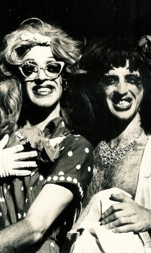 Um árduo trabalho de interpretação e de dança é empreendido pelo bailarino Lennie Dale, para transformar o grupo numa trupe artística, elogiada pela crítica. - Reprodução Facebook