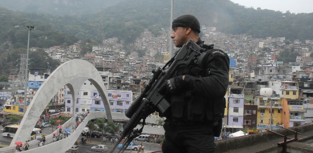 Atirador de elite em reforço de policiamento na favela da Rocinha, zona sul do Rio - Tânia Rêgo/Agência Brasil