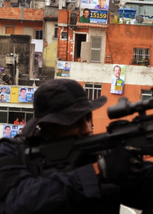 Atirador de elite toma posição em cima de prédio de escola, em frente à favela da Rocinha, no Rio
