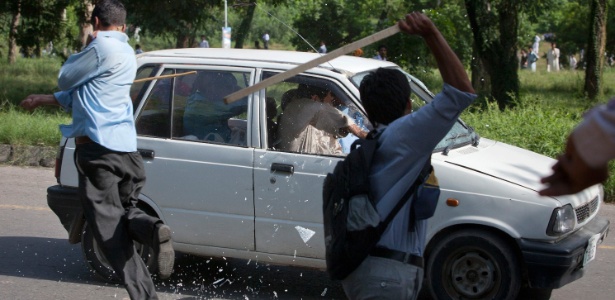 Manifestantes quebram vidros de carro em protesto contra filme anti-Islã em Islamabad, no Paquistão
