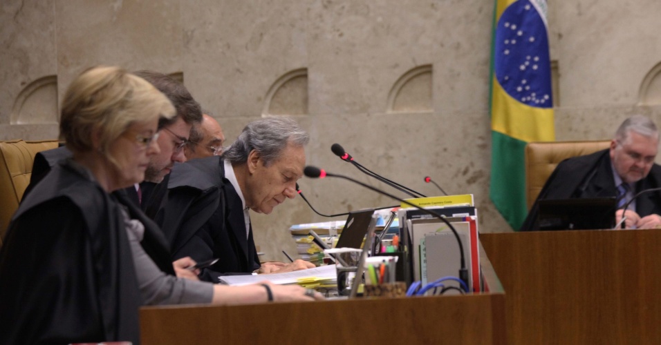 20.set.2012 - Os ministros do STF acompanham o julgamento do mensalão, em Brasília