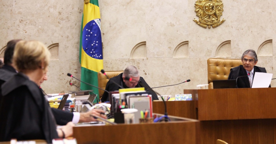 20.set.2012 - Os ministros do STF e o procurador-geral da República, Roberto Gurgel (centro), acompanham o julgamento do mensalão, em Brasília