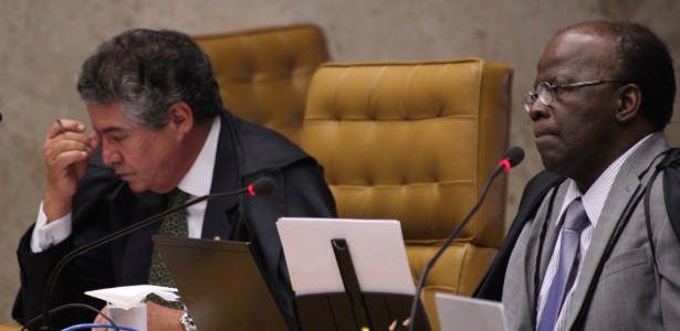 Os ministros Marco Aurélio Mello e Joaquim Barbosa acompanham o julgamento do mensalão no STF no último dia 20 - Antonio Araujo/UOL