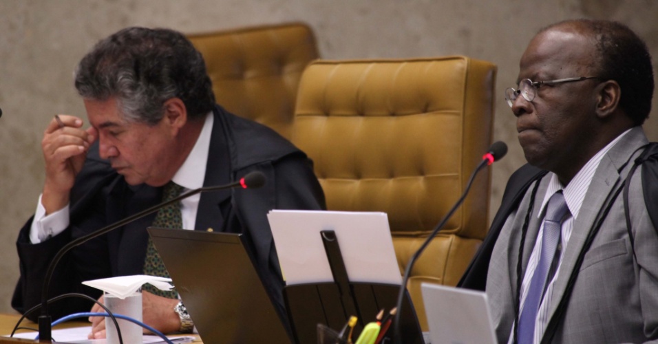 20.set.2012 - Os ministros Marco Aurélio Mello e Joaquim Barbosa acompanham o julgamento do mensalão no STF, em Brasília