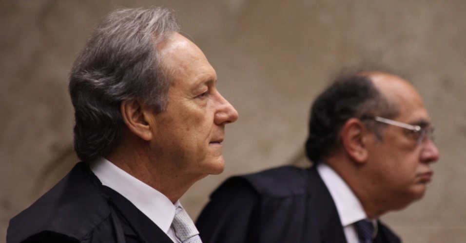 20.set.2012 - Os ministros Ricardo Lewandowski e Gilmar Mendes retornam ao julgamento do mensalão no STF, em Brasília