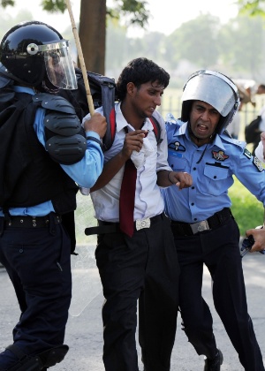 Policiais prendem manifestante durante tentativa de ataque à embaixada dos Estados Unidos