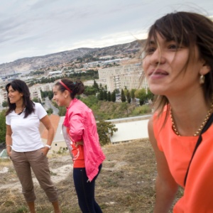 A socialista Samia Ghali (camiseta branca) luta por medidas contra a violência em Marselha - France Keyser/The New York Times