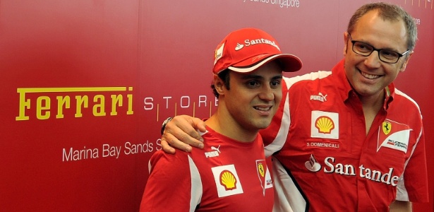 Felipe Massa posa com o chefe Stefano Domenicali em evento da Ferrari em Cingapura - AFP PHOTO / Punit PARANJPE
