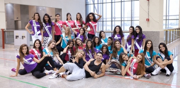 Misses fazem pose depois de um dia duro de ensaio para a final do miss Brasil 2012 - Divulgação