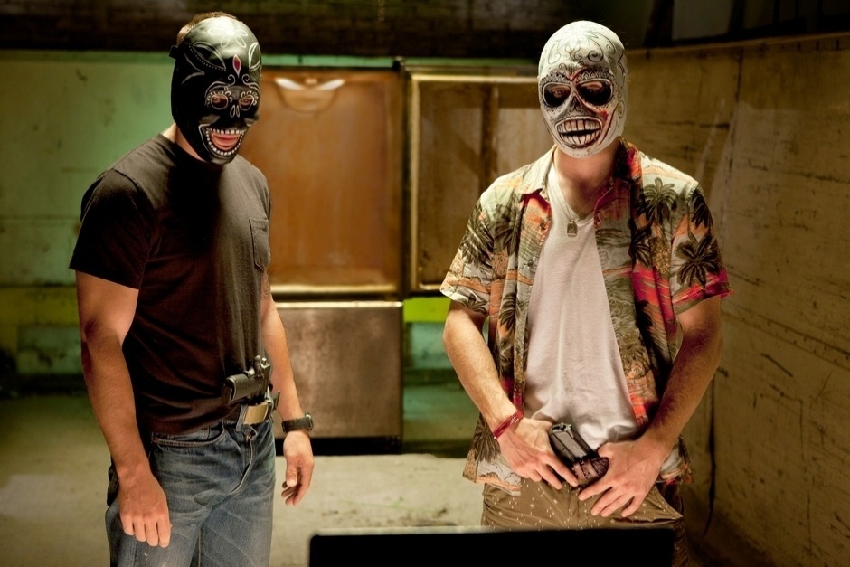 Ben e Chon concordam em pagar a quantia, mas tramam um plano alternativo que envolve vingança, o resgate da garota e sumir do mapa - Divulgação