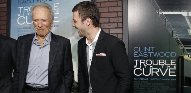 O diretor Clint Eastwood (esq.) e o ator protagonista Justin Timberlake (dir.) conversam nos bastidores do lançamento de "Curvas da Vida" em Los Angeles (19/9/12)  - REUTERS/Mario Anzuoni