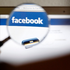 Convidar pessoas desconhecidas no Facebook pode fazer com que a conta na página seja bloqueada - Thomas Hodel/Reuters 