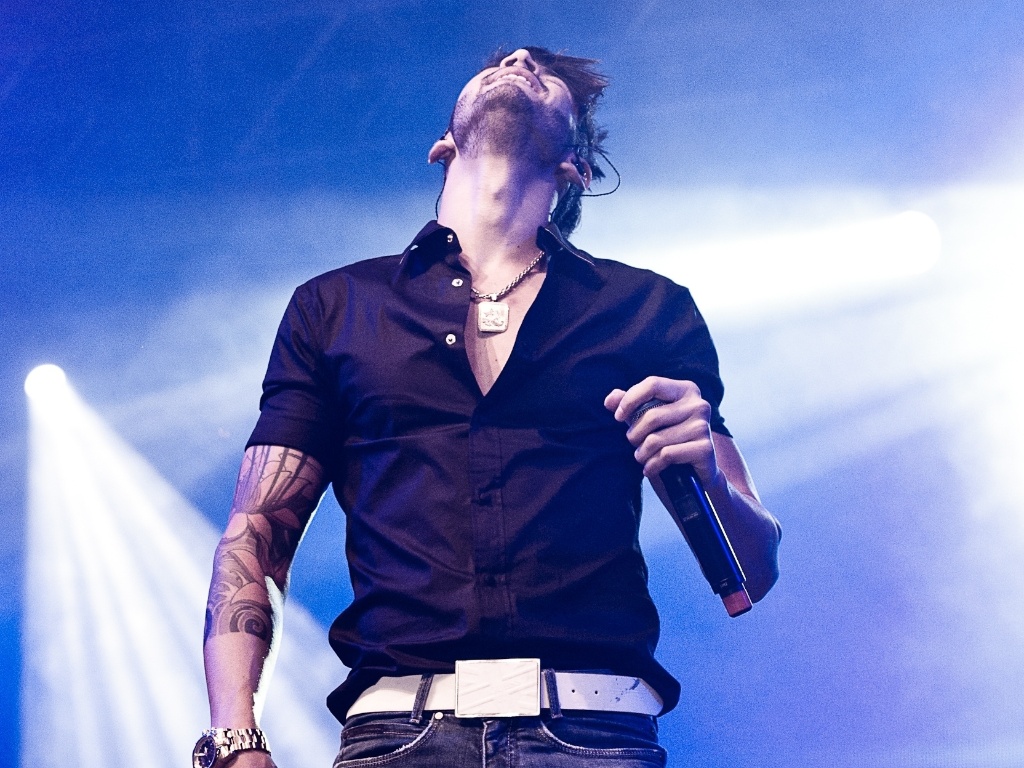 Gusttavo Lima e sua banda se apresentaram de preto como forma de mostrar luto pela morte da irmã do cantor, em show de Porto Alegre, na madrugada desta quinta (20) - Edu Defferrari/Divulgação