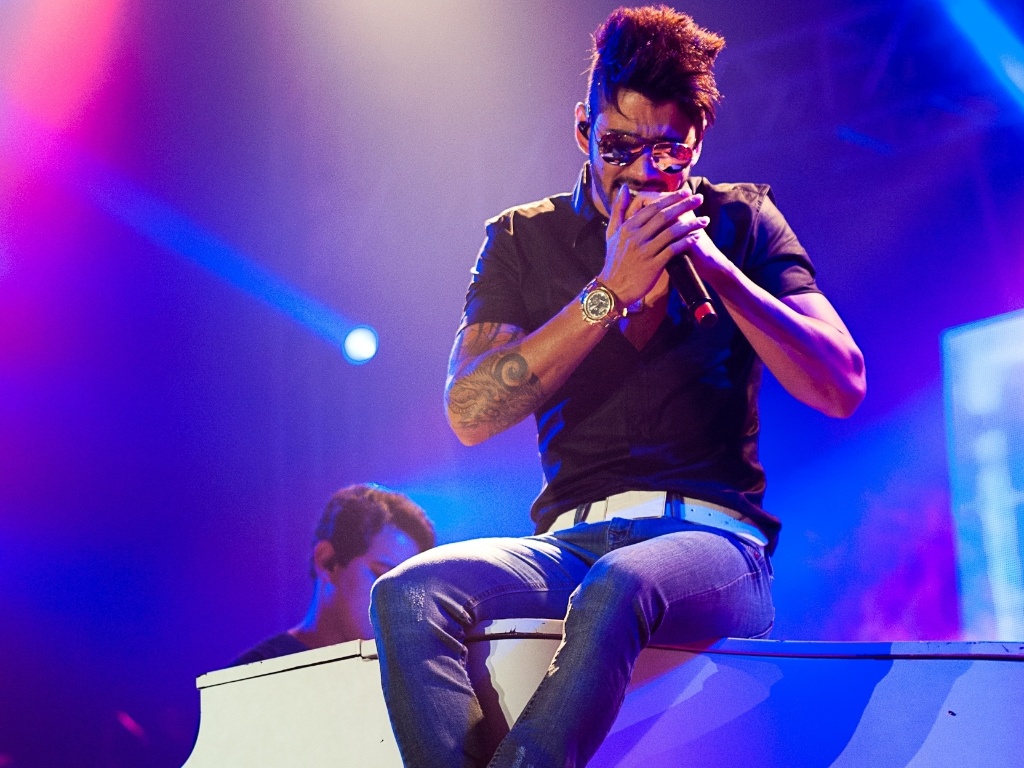 Gusttavo Lima optou por manter a agenda de shows mesmo após a morte da irmã Luciana. Após a apresentação, o sertanejo escreveu no Twitter que estava "destruído" - Edu Defferrari/Divulgação