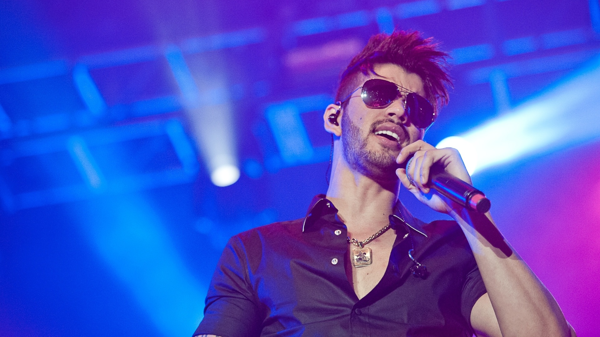 Gusttavo Lima precisou ser amparado pelos integrantes da banda por se emocionar durante show, o primeiro após a morte da irmã Luciana Lima - Edu Defferrari/Divulgação