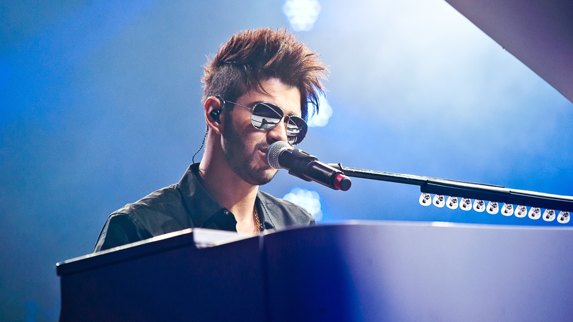 Gusttavo Lima recebeu a homenagem do grupo de pagode Sorriso Maroto e do cantor Thiaguinho, que se apresentaram na mesma noite que o cantor na madrugada desta quinta (20), em Porto Alegre - Edu Defferrari/Divulgação