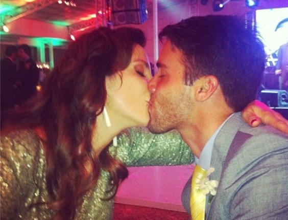 Ivete Sangalo beija o marido, Daniel Cady, em foto tirada pela cantora Alinne Rosa (19/9/12)