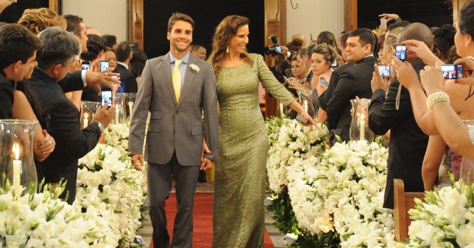 Ivete Sangalo entra na igreja com o marido Daniel Cady no casamento de Solange Almeida, do grupo "Aviões do Forró", com o empresário baiano Wagner Miau (19/9/12)