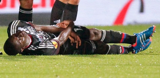 Dabo, zagueiro do Lyon, sofre convulsões no gramado e espera atendimento - Robert Pratta/Reuters