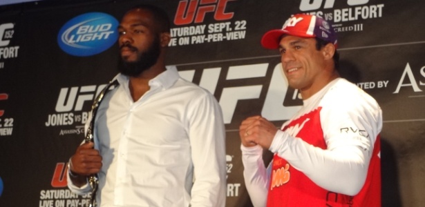 Jon Jones encara um sorridente Vitor Belfort após a coletiva do UFC 152 - Jorge Corrêa/UOL
